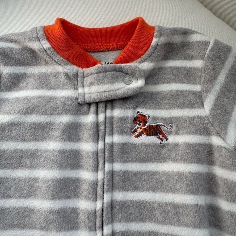 🛑 FINAL SALE Little Me Footed Fleece Pajamas GRAY & White Stripes Tiger Size 9M - Picture 6 of 7